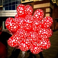 Готовый букет из шаров красный белый в сердцах